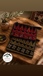 ⁦محفظة مطرّزة مع علاقة يد،⁩ - الصورة ⁦2⁩