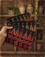 محفظة مطرّزة مع علاقة يد،