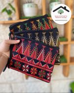⁦محفظة مطرّزة مع علاقة يد،⁩ - الصورة ⁦3⁩