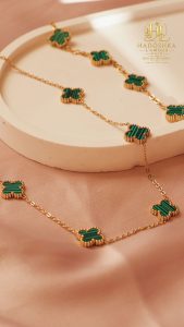 ✨ Van Cleef Set ✨

طقم فان كليف الراقي، أسواره مع سنسال بتصميم الوردة الأيقوني 🌸

💎 تصميم فاخر يليق بذوقك
✨ بديل الذهب بإطلالة راقية
🤍 لون مكفول وجودة بتستحق الثقة

لأن الأناقة الحقيقية بتبدأ من التفاصيل الصغيرة.
Hadoshka L’amour Gold 