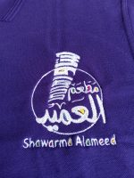بلايز مطعم مطرزة بشعارهم